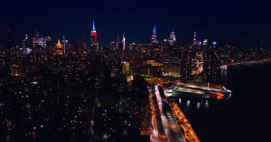 East River 'ın rıhtımında uyuyamayan New York manzarası. Metropolis 'in gece manzarası.