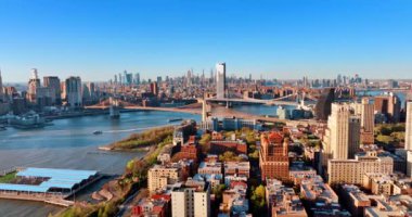 Gündüzleri şehir manzarası çeşitlidir. New York manzarası nehirle bölünmüş ve yüzen bir tekne. Hava görünümü.