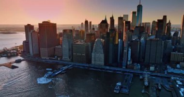 New York 'un ufuk çizgisini kaplayan yumuşak pembe ışık. Doğu Nehri 'nin üzerinde muhteşem gökdelenler yükseliyor. Hava perspektifi.