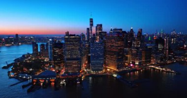 Akşamları New York 'un muhteşem manzarasına yaklaşıyoruz. Göz kamaştırıcı büyükşehir, yukarıdan gelen ışıltılı ışıklarla..