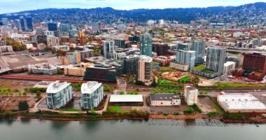 Portland, Oregon 'un güzel mimarisi, Amerika' nın gündüz vakti. Şehrin kentsel manzarasındaki çeşitli binalar tepeden tırnağa.