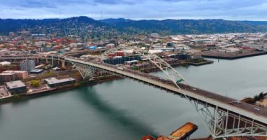 Fremont Köprüsü 'nün Portland, Oregon, ABD' deki Willamette Nehri üzerindeki görüntüsü. Gündüz şehir manzarası, arka planda dağlar....