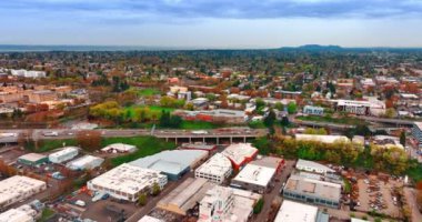 Portland, Oregon 'un yeşil manzarası, gündüz vakti ABD. Düşük katlı mimarisi olan İHA görüntüleri şehrin üzerinde..