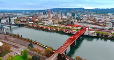 Broadway Köprüsü, Portland, Oregon, ABD 'deki Willamette Nehri üzerinde bir basküle köprüsü. Nehrin üzerindeki diğer köprülerin üst manzarası ve gün batımında güzel şehir manzarası..