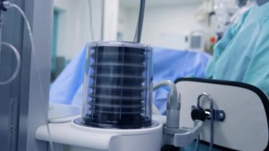 Akciğer solunum cihazı hastaya hava pompalıyor. Ameliyathanede tıbbi ekipman var..