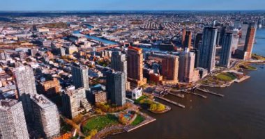 East River 'ın rıhtımında yüksek binaları olan Sunny Long Island City. Şehir görünümüne yukarıdan hava perspektifi.