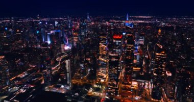 New York 'un çeşitli güzel aydınlatılmış manzarası. Şehir merkezindeki gökdelenlerin tepesindeki neon ışığı. Üst görünüm.