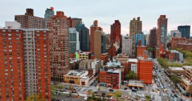 New York civarındaki yüksek binalar arasındaki görüntüler. Metropolis 'te yoğun trafiği olan bir yerleşim yeri..