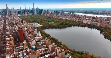 New York 'taki Central Park' ta güzel bir mimarinin çevresinde. İniş yapan İHA 'dan muhteşem şehre bakın.