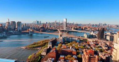 Brooklyn Köprüsü ve Manhattan Köprüsü 'nün New York, ABD' deki East River üzerindeki görüntüsü. Güneşli bir günde Brooklyn 'den Manhattan Panoraması.