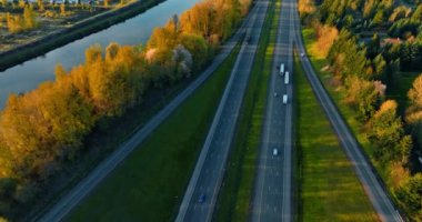 Resimli kırsal kesimde otoyollar var. Köy yakınlarındaki nehir manzaralı kır evleri. Üst görünüm.
