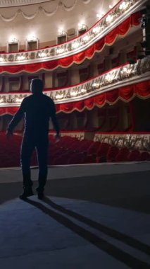 Tiyatro salonunda kimse yok. Aktörün boş salonun önünde provası var. Dikey video