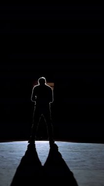 Karanlıkta sahnede kostümlü son sınıf öğrencisi. Tiyatrodaki gösteri sırasında sahnede dans eden şapkalı aktif bir adam. Dikey video