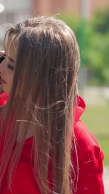 Telefonda konuşan güzel bir kadın. Mutlu kadın dışarıda cep telefonuyla arıyor. Dikey video