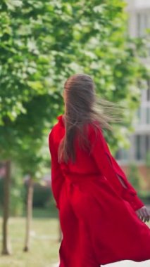 Güzel, şık bir kadın yürüyor. Moda kadın portresi. Şehirde poz veren genç ve güzel bir kız. Dikey video