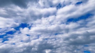 Şiddetli dramatik bulutlar gökyüzünden hızla süzülür. Atmosferdeki yağmurlu bulutların düşük açılı manzarası. Zaman Uygulaması.