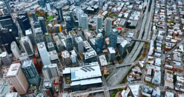 Yoğun karayolu ile çevrili bir grup güzel gökdelen. Seattle 'ın canlı merkezi, Washington, ABD Gündüz gözüyle.