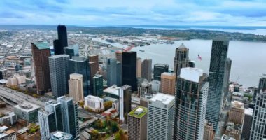 Seattle, Washington, ABD şehir merkezindeki gökdelenlere daha yakın uçuyor. Washington Gölü ve şehir manzarası arka planda. Üst görünüm.