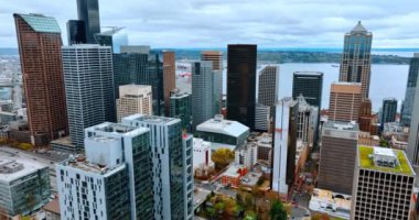 Modern Seattle, Washington, ABD şehir merkezindeki çeşitli tasarım gökdelenlerine yaklaşıyoruz. Arkasında göl olan metropolün panoraması. Üst görünüm.