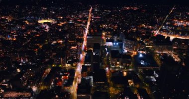 Muazzam bir şehrin manzarasından geçen uzun, aydınlık bir cadde. Seattle, Washington, ABD üzerinde uçuyor..