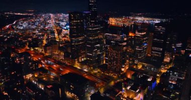 Muhteşem Seattle 'ın gece manzarası. Şehrin canlı manzarası. Binalarda ve caddelerde çarpıcı bir aydınlanma var. Üst görünüm.