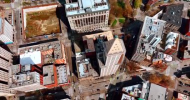 Seattle 'ın panoramasındaki çeşitli yükseklikteki binaların tepeleri. Şehrin güneşli sokaklarında arabalar hareket ediyor..