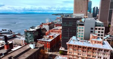 Seattle, ABD 'deki Washington Gölü' nün rıhtımındaki binalara yaklaşıyoruz. Güneşli bir günde havadan güzel şehir manzarası.