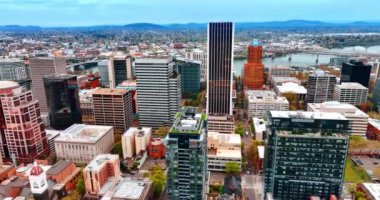 Gündüz vakti Portland, Oregon, ABD 'nin modern iş merkezi. Metropolün çeşitli yoğun manzaraları havadan görülebiliyor..