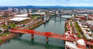Portland, Oregon, ABD 'de nehri geçen çeşitli köprüler. İnsansız hava aracı gündüz Willamette Nehri üzerinde uçuyor..
