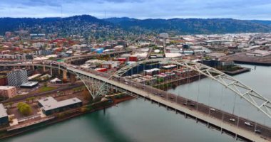 Fremont Köprüsü 'nün yapısına çok daha yakın uçuyorlar. Portland, Oregon, ABD 'nin güzel dağlık manzarası..