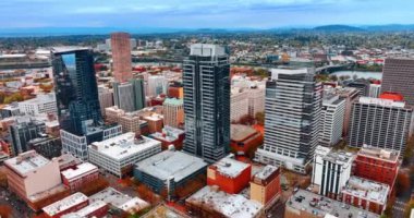 Şehir manzarasının alt mimarisi arasında yer alan çok az sayıda yüksek binalar var. Portland, Oregon, ABD 'nin panoramasının üstündeki bulutlu gökyüzü..