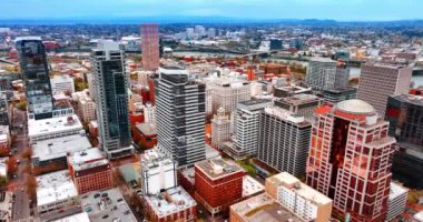 Şehir merkezindeki güzel binaların üstünde. Portland, Oregon, ABD 'nin geniş manzarası..