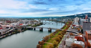 Willamette Nehri 'nin Portland, Oregon, ABD' deki manzarası çok güzel. Şehrin üzerindeki bulutlu gökyüzü.