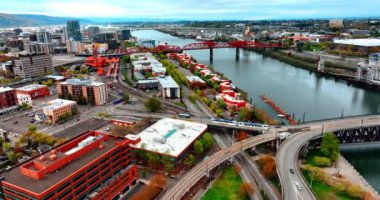 Şehir merkezindeki köprü ve otoyoldan geçen toplu taşıma aracı. Portland, Oregon, ABD 'nin manzarası Willamette Nehri' nin rıhtımında..