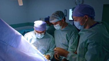 Travma cerrahisinde çalışan üç cerrahtan oluşan bir ekip. Doktorlar iletişim kuruyor ve iş birliği yapıyorlar..