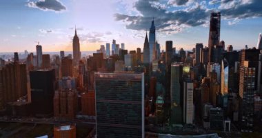 Amerika Birleşik Devletleri 'nin New York manzarasındaki inanılmaz modern binaların çeşitliliği. Metropolis ufuk çizgisi boyunca insansız hava aracı görüntüleri.