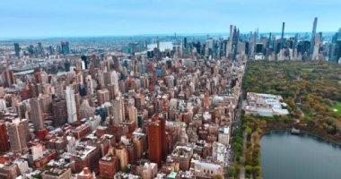 New York ve Central Park 'ın yoğun bir şekilde inşa edilmiş hali. Arkaplanda gökdelenler olan metropol üzerine hava perspektifi.