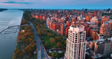 Doğu Nehri 'nin yeşil rıhtımının üzerinde canlı karayolu ile uçuş. Gün batımında New York 'un güzel manzarası tepeden.
