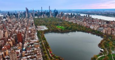 Central Park manzaralı ve muhteşem mimarisi olan New York şehri manzarası. Akşamları uçsuz bucaksız metropol üzerine hava perspektifi.