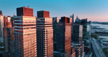 Gökdelenlerin tepesinde pembe ışıkla aydınlatılmış ön cepheli insansız hava aracı görüntüleri. Manhattan, New York, ABD Gün batımında.