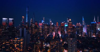 Gece vakti görkemli New York 'un üstünde. Aydınlatılmış şehir manzarası arabalarla dolu sokaklar.