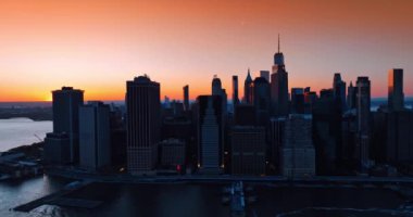 New York, ABD 'deki Manhattan' ın karanlık silueti pembe-turuncu gökyüzünün arka planında. Gün batımında tepeden güzel şehir manzarası.