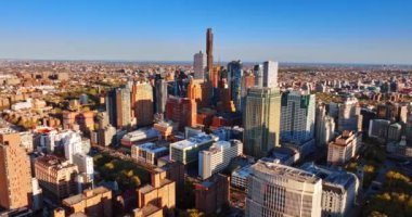 New York 'un panoramasındaki çok katlı binaların üzerinde uçuyor. İHA şehrin en yüksek gökdelenlerine yaklaşıyor..