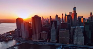 Lüks New York 'ta günbatımı. Batan güneşin son ışıkları Manhattan 'daki gökdelenlerin cephelerini aydınlatıyor..