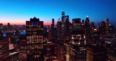 New York manzarasının en yüksek binaları arasında uçuyor. Alacakaranlıktaki metropolün inanılmaz manzarası.