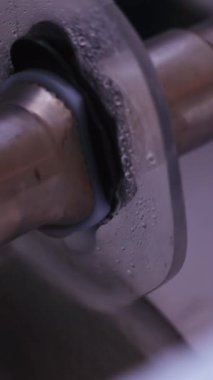 Göz doktoru doktorunun işyeri burası. Optik mağazada gözlük için lensleri öğütmek ve budamak için bir makine. Dikey video