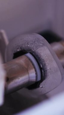 Endüstriyel gözlük yapımı. Bardakları keserken endüstriyel su makineleri. Dikey video