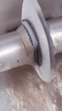 Laboratuvarda mercek üretimi. Optik camların üretim lenslerinin yakın görüntüsü. Dikey video