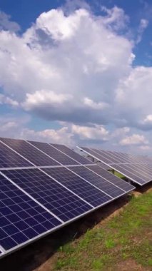 Alternatif güç enerjisi. Gökyüzü arka planında fotovoltaik güneş enerjisi paneli. Dikey video