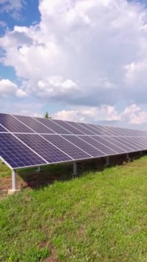 Fotovoltaik enerji santrali. Yenilenebilir güneş enerjisi kullanan bir enerji santrali. Dikey video